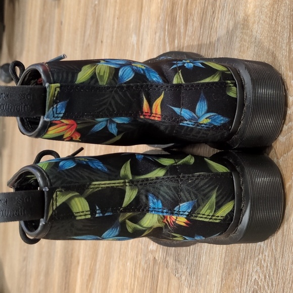 πππΈβ‘οΈDr. Martens Castel Black Boots with Floral Design Women's size 5πππΈβ‘οΈ - Picture 4 of 10